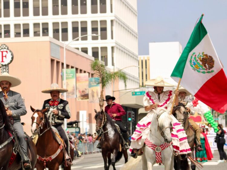 Entre el miedo y la resistencia, mexicanos celebran Fiestas Patrias en California