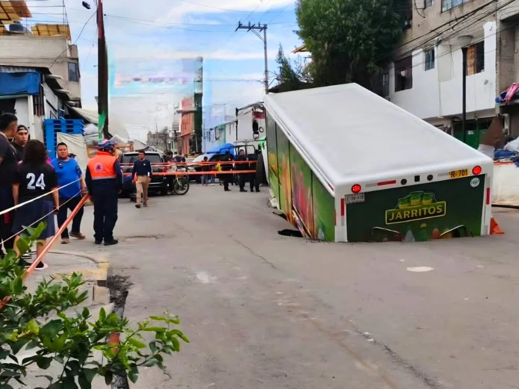 Se abre el pavimento al paso del camión de Jarritos en Iztapalapa. AMEXI