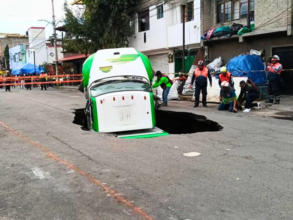 El camión termina por caer hasta el fondo del socavón en Iztapalapa. AMEXI