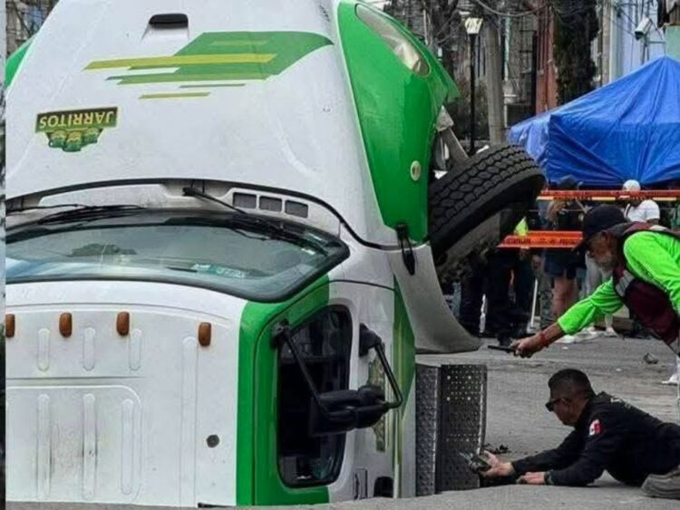 Camión de Jarritos cae en socavón en Iztapalapa. AMEXI