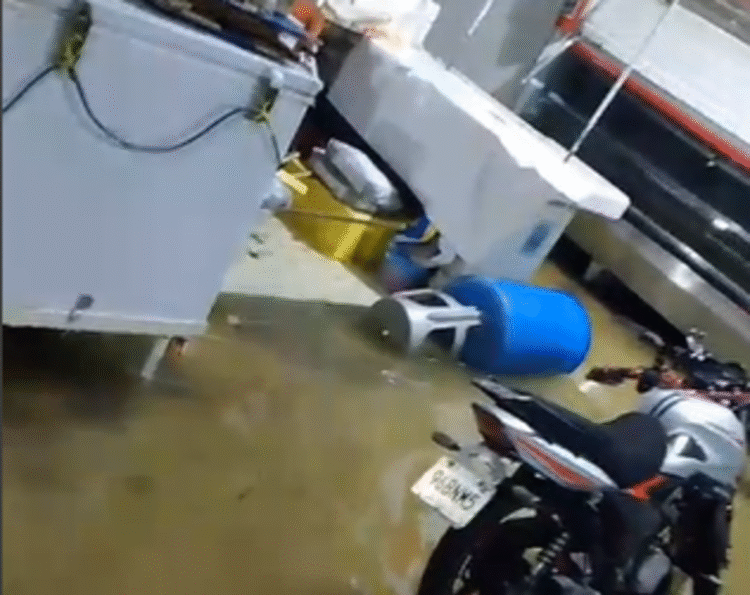 Comerciantes de Nezahualcóyotl pierden todo por inundaciones; piden apoyo al gobierno mexiquense