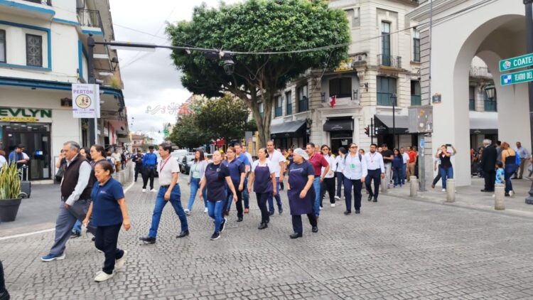 Comerciantes y trabajadores del gobierno y de empresas privadas participaron en el Primer Simulacro Nacional 2025 realizado en Xalapa, Veracruz. AMEXI/Foto: Ignacio Álvarez