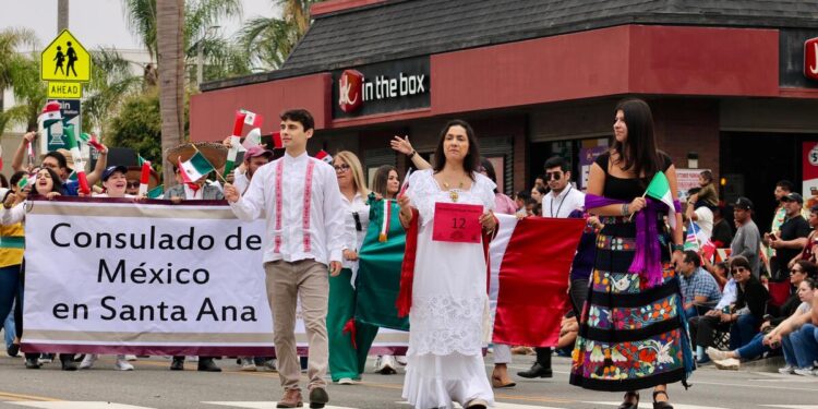 Así los mexicanos en California en el desfile de las Fiestas Patrias