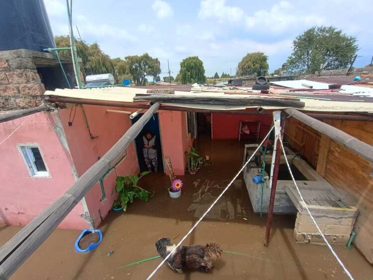Fuertes lluvias en el Estado de México fisuran canal en San Pedro Totoltepec