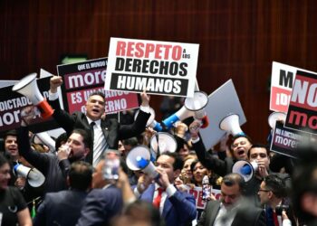 El PRI interrumpió sesión legislativa con sirenas y megáfonos por casi 20 minutos