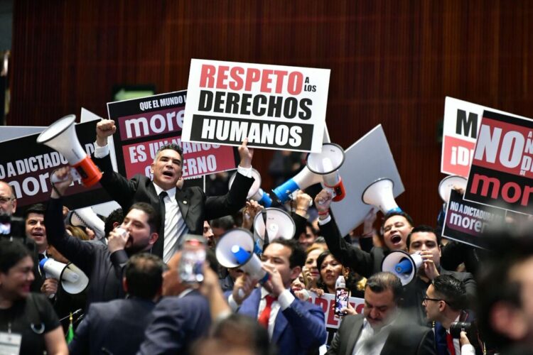 El PRI interrumpió sesión legislativa con sirenas y megáfonos por casi 20 minutos