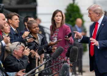 Más ataques de Trump contra la prensa y sus críticos