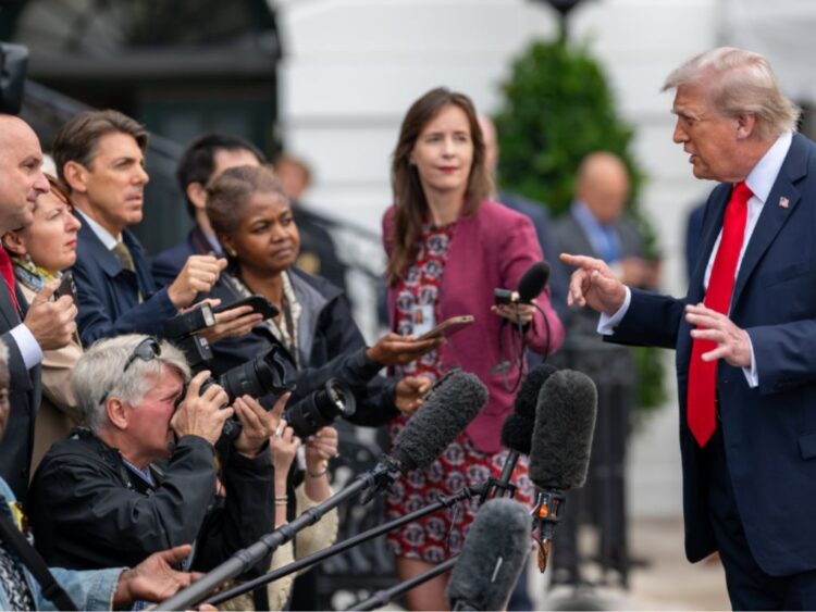 Más ataques de Trump contra la prensa y sus críticos