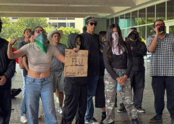 Estudiantes de la Universidad de Guadalajara, exigen la democratización del Consejo General universitario y son golpeados por porros de la Universidad en Integrantes de la FEU