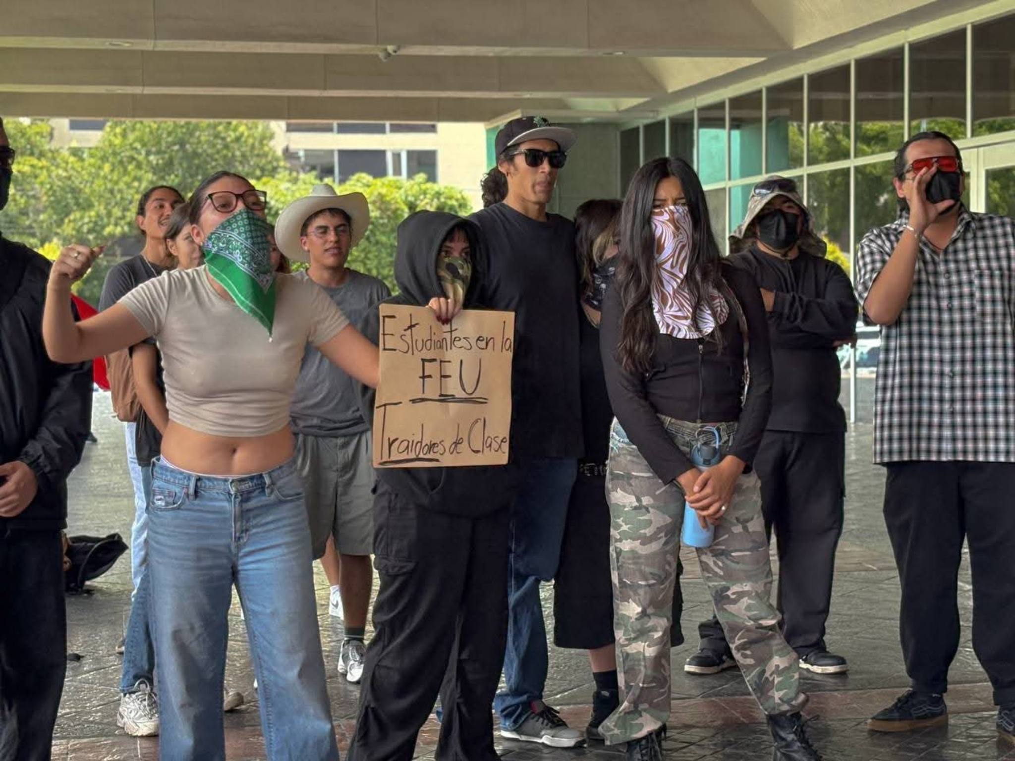 Estudiantes de la Universidad de Guadalajara, exigen la democratización del Consejo General universitario y son golpeados por porros de la Universidad en Integrantes de la FEU