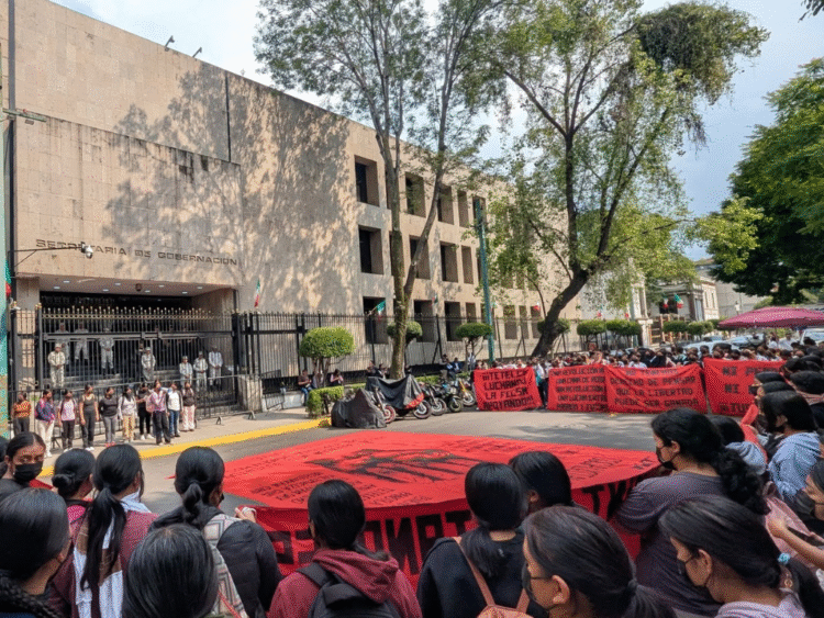 Estudiantes de la Normal Rural Carmen Serdán, de Teteles, Puebla realizan mitin en la Secretaría de Gobernación