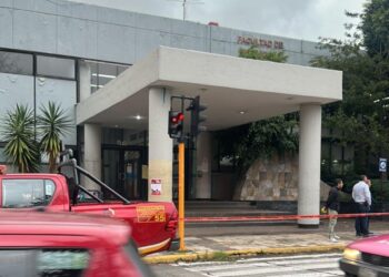 Facultad de Economía. Cierran las instalaciones por el avisoo de un artefacto explosivo. 18 de septiembre de 2025. Foto AMEXI
