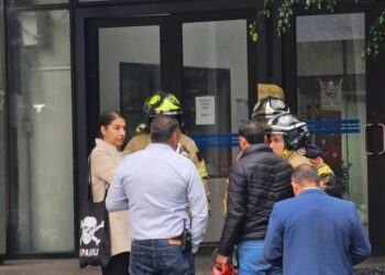 Facultad de Economía. Cuerpos de seguridad y auxilio revisan las instalaciones por amenaza de un artefacto explosivo. 18 de septiembre de 2025. Foto AMEXI