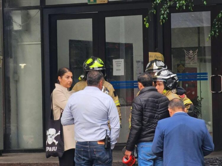 Facultad de Economía. Cuerpos de seguridad y auxilio revisan las instalaciones por amenaza de un artefacto explosivo. 18 de septiembre de 2025. Foto AMEXI