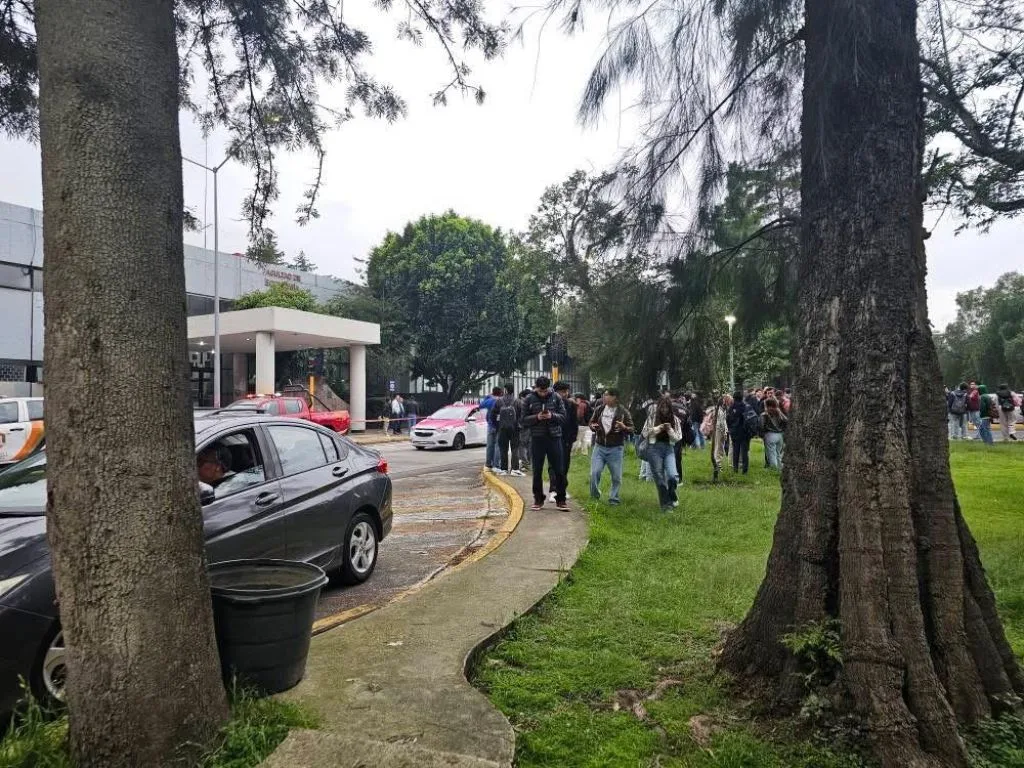 Facultad de Economía. Impiden la entrada de alumnos y profesores ante el peligro de una posible explosión por un artefacto. 18 de septiembre de 2025. Foto AMEXI