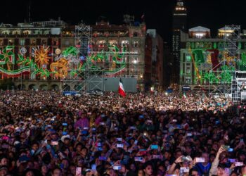 El Zócalo se desborda en una noche histórica de música y patriotismo