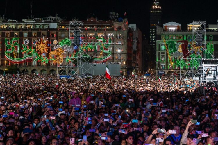 El Zócalo se desborda en una noche histórica de música y patriotismo
