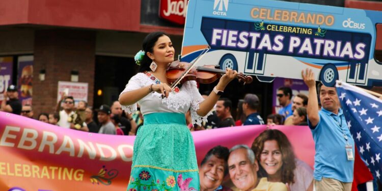 Así los mexicanos en California en el desfile de las Fiestas Patrias