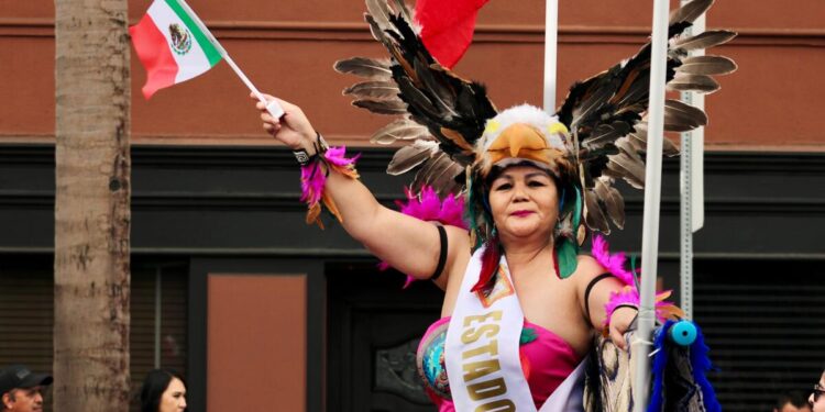 Así los mexicanos en California en el desfile de las Fiestas Patrias