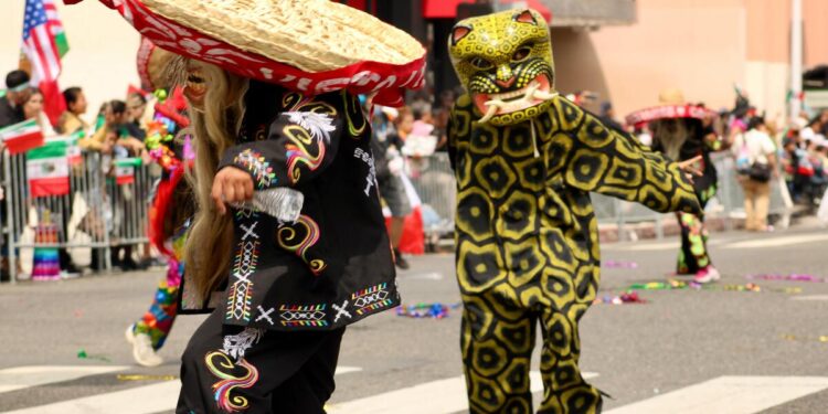 Así los mexicanos en California en el desfile de las Fiestas Patrias