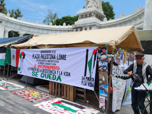 La plaza Palestina Libre queda frente al hemiciclo a Juárez en la Alameda Central de la CDMX
