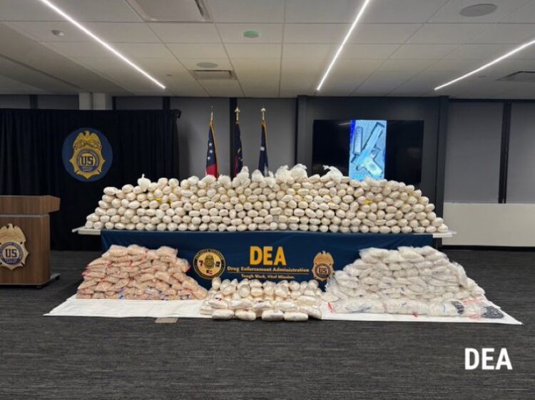 La DEA destacó que al CJNG se le incautaron 29 toneladas de droga, 244 armas de fuego, y activos valuados en aproximadamente 48 millones de dólares.