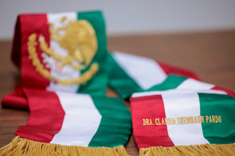 Sheinbaum ya tiene la banda presidencial con su nombre que portará en el Grito de inicio de Independencia