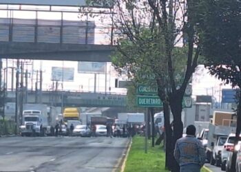 Bloquen carretera México-Toluca y Boulevard Aeropuerto, por baches
