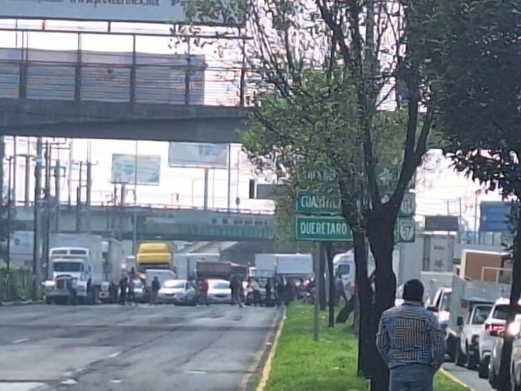 Bloquen carretera México-Toluca y Boulevard Aeropuerto, por baches