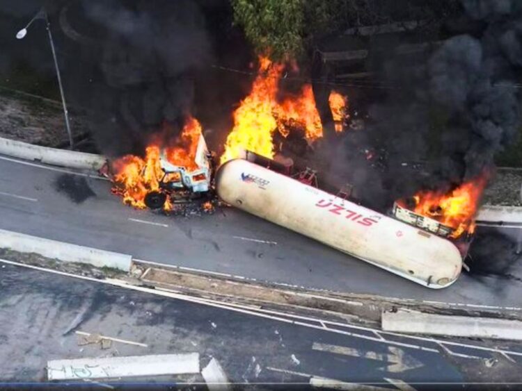 La pipa que ocasionó la tragedia de Iztapalapa, en el Puente de La Concordia. AMEXI