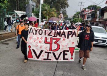 Marchan en Veracruz, Oaxaca y Estado de México por los 43 normalistas de Ayotzinapa