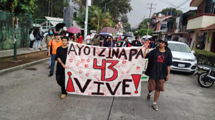 Marchan en Veracruz, Oaxaca y Estado de México por los 43 normalistas de Ayotzinapa
