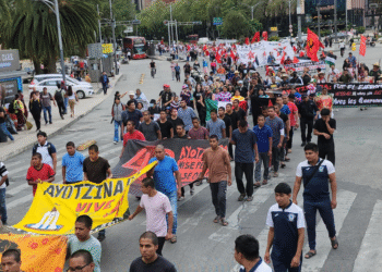 Marchan estudiantes de la normal rural Raúl Isidro Burgos, de Ayotzinapa, Guerrero, a casi 11 años de la desaparición de 43 de sus compañeros
