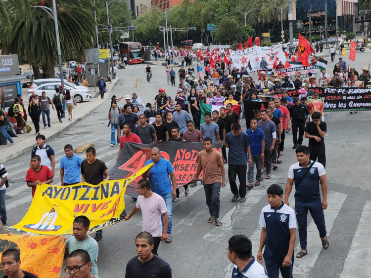 Marchan estudiantes de la normal rural Raúl Isidro Burgos, de Ayotzinapa, Guerrero, a casi 11 años de la desaparición de 43 de sus compañeros