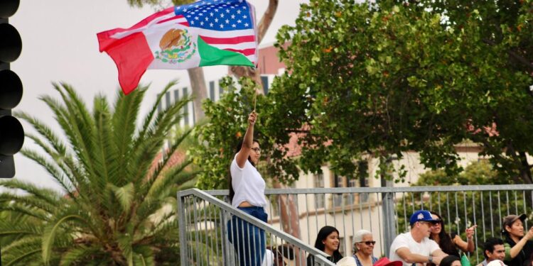 Así los mexicanos en California en el desfile de las Fiestas Patrias