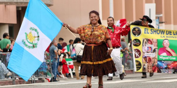 Así los mexicanos en California en el desfile de las Fiestas Patrias