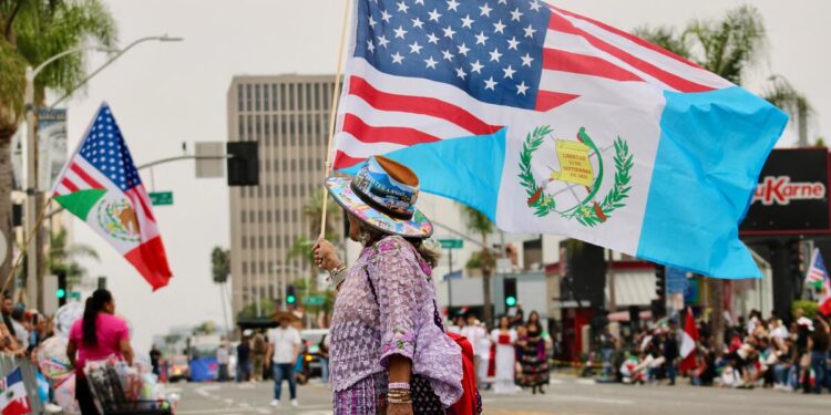 Así los mexicanos en California en el desfile de las Fiestas Patrias