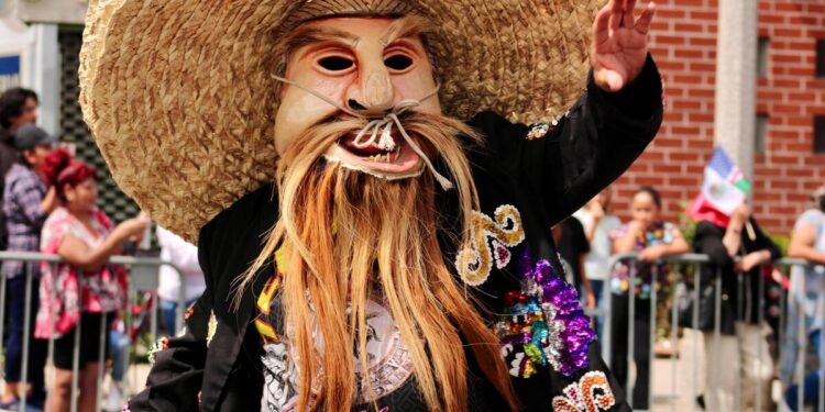 Así los mexicanos en California en el desfile de las Fiestas Patrias