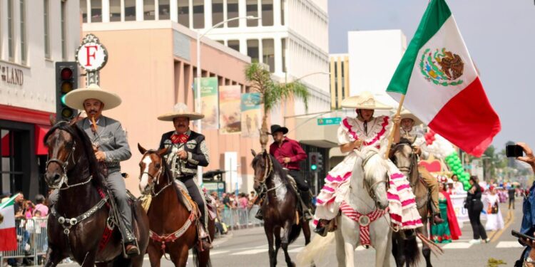 Así los mexicanos en California en el desfile de las Fiestas Patrias