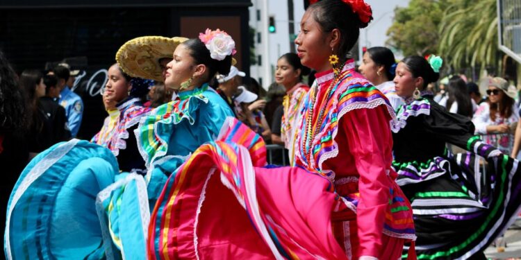 Así los mexicanos en California en el desfile de las Fiestas Patrias