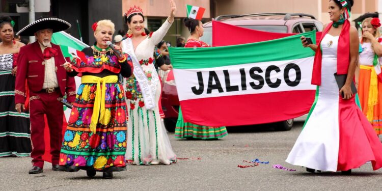 Así los mexicanos en California en el desfile de las Fiestas Patrias