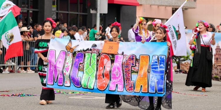 Así los mexicanos en California en el desfile de las Fiestas Patrias