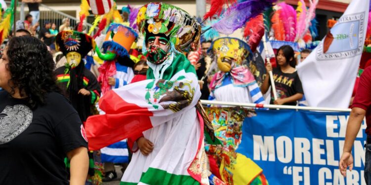 Así los mexicanos en California en el desfile de las Fiestas Patrias