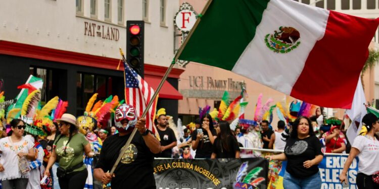 Así los mexicanos en California en el desfile de las Fiestas Patrias
