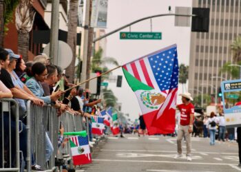 Así los mexicanos en California en el desfile de las Fiestas Patrias