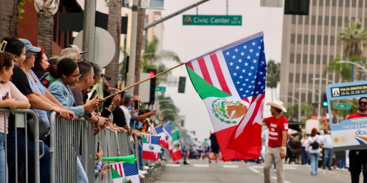 Así los mexicanos en California en el desfile de las Fiestas Patrias