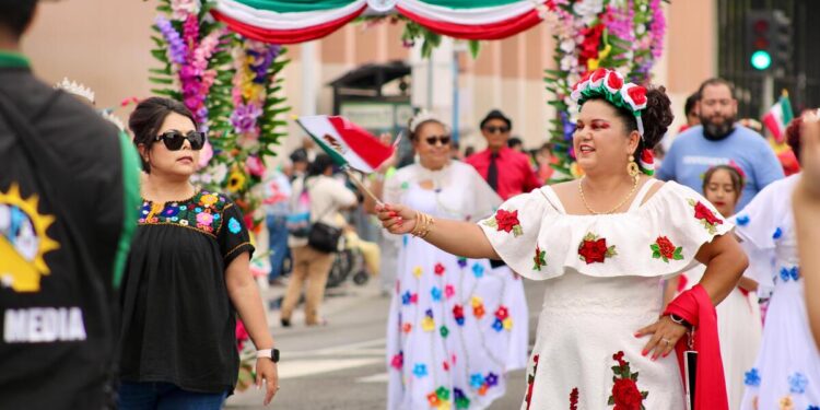 Así los mexicanos en California en el desfile de las Fiestas Patrias