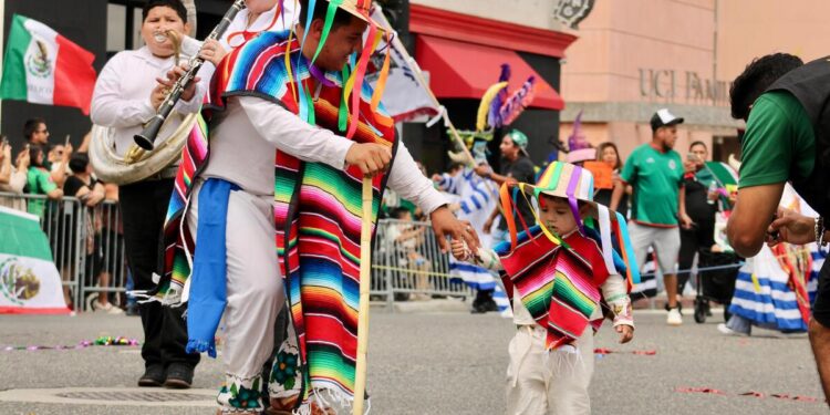 Así los mexicanos en California en el desfile de las Fiestas Patrias