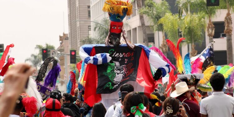 Así los mexicanos en California en el desfile de las Fiestas Patrias