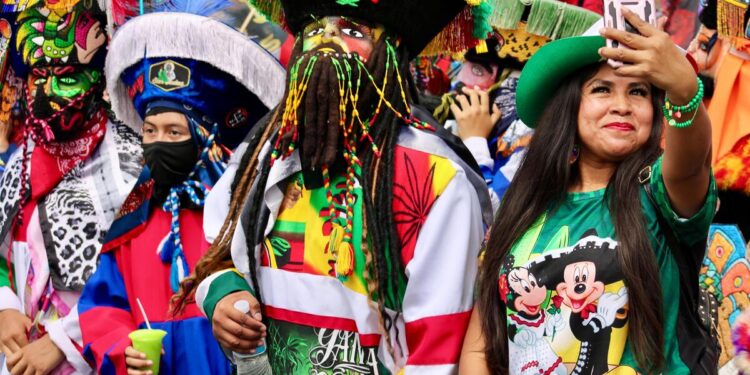 Así los mexicanos en California en el desfile de las Fiestas Patrias